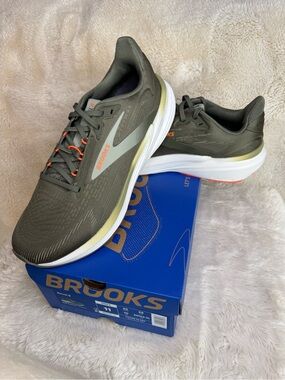 New in Box -Men’s size 11 Brooks Sneakers - Revel 8